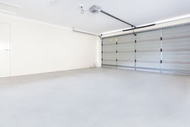 Garage mit grauem Boden